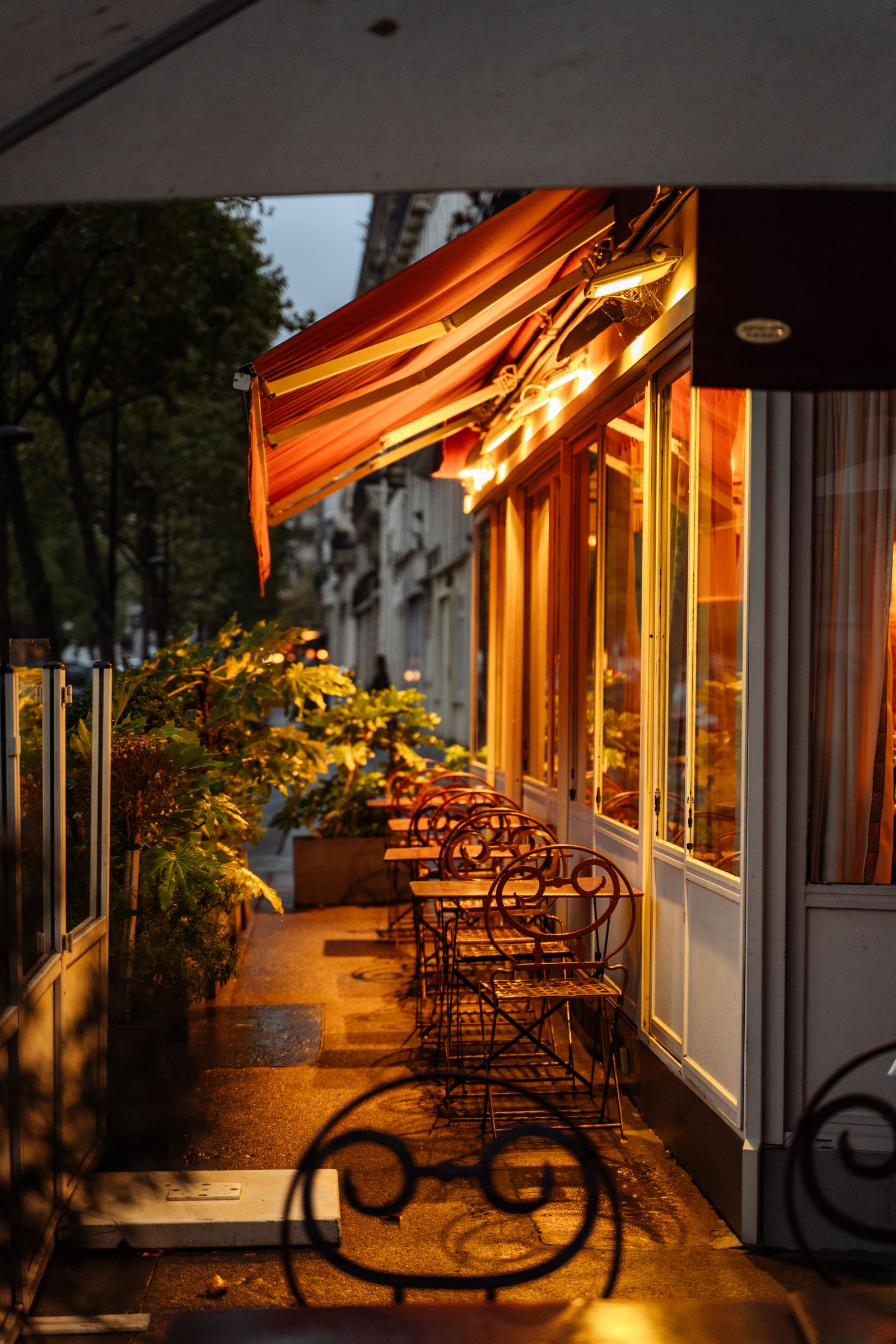 Terrasse de café à Paris en soirée