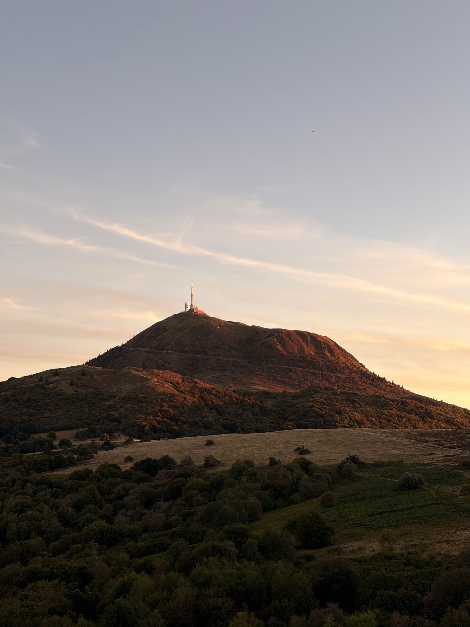 Le puy de Dôme au coucher du soleil