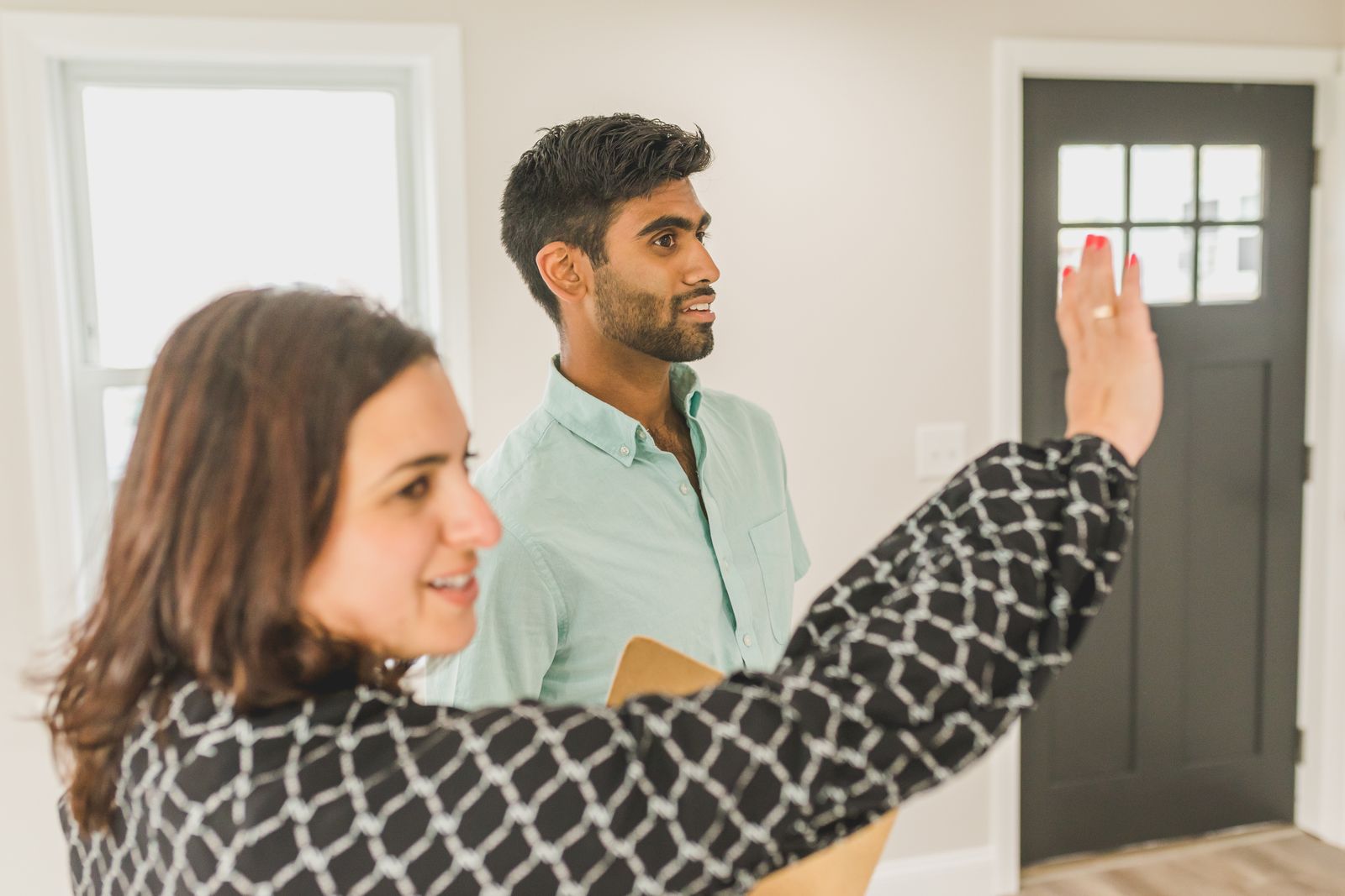 Agent immobilier présentant un logement pendant une visite